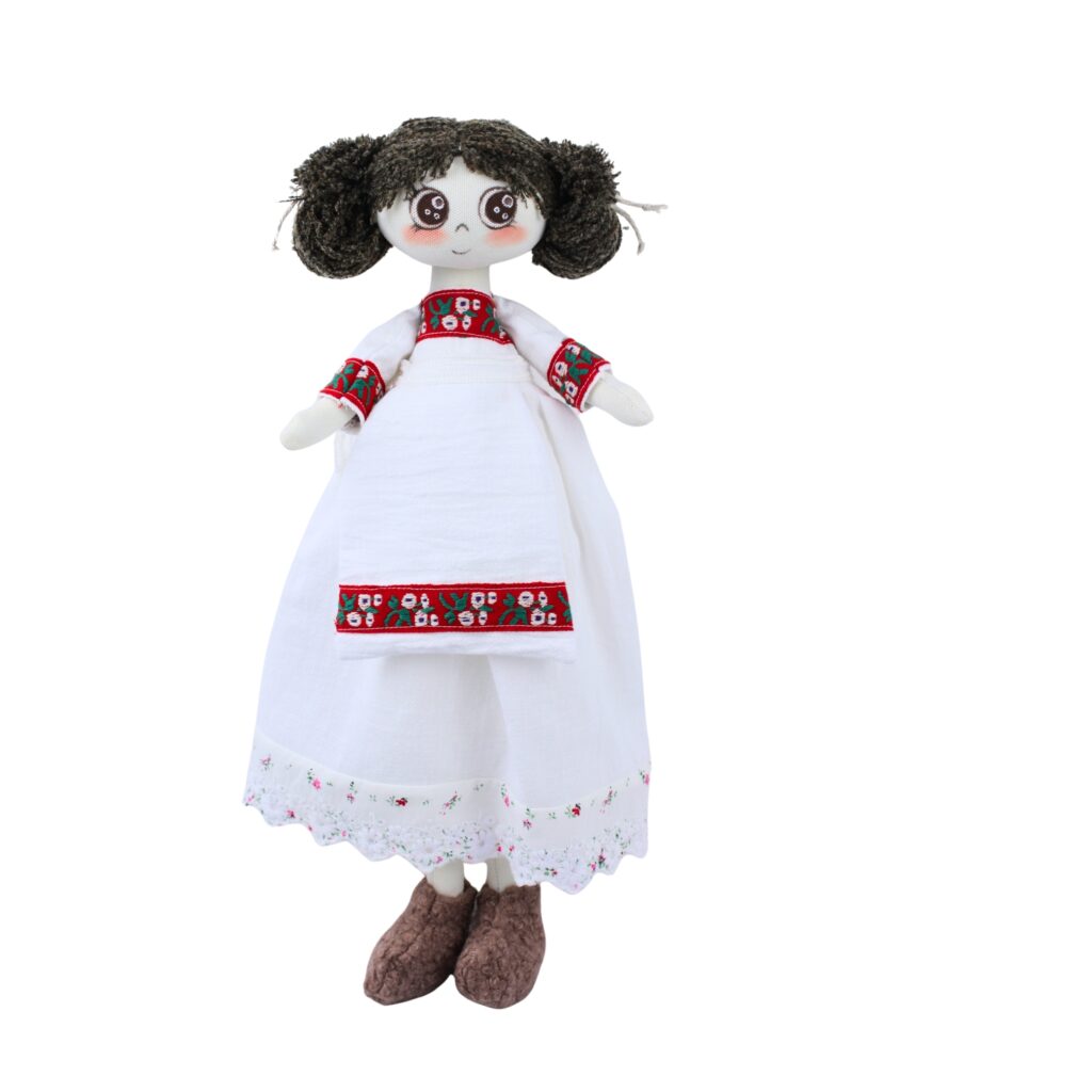 Păpușă handmade cu rochiță cu motive tradiționale - precomandă