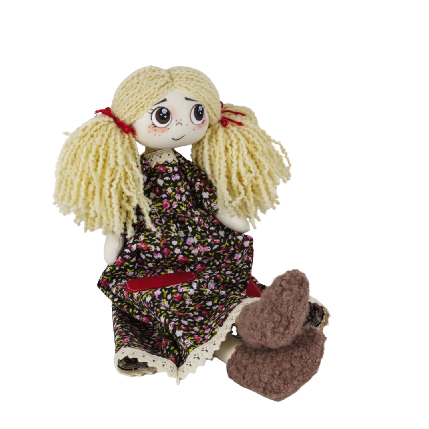 Păpușă handmade Nora – fetiță blondă cu păr din fire și rochiță cu buzunare roșii - imagine 4