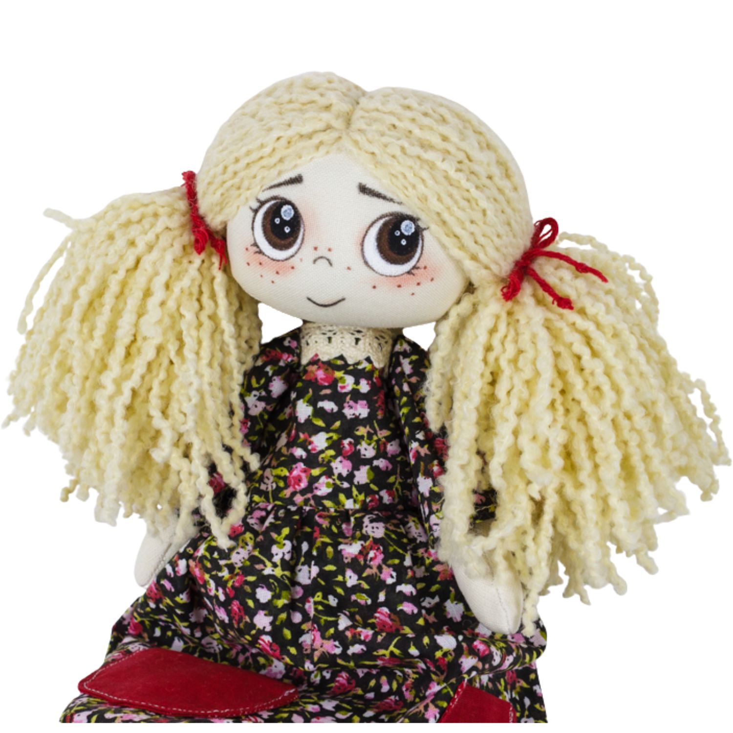 Păpușă handmade Nora – fetiță blondă cu păr din fire și rochiță cu buzunare roșii - imagine 2