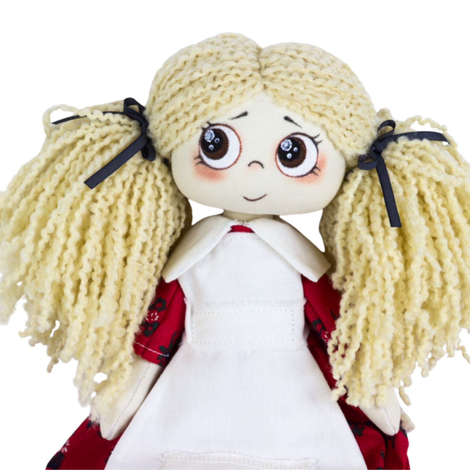 Păpușă handmade Nora – fetiță blondă cu codițe, rochie roșie și șorț alb - imagine 2