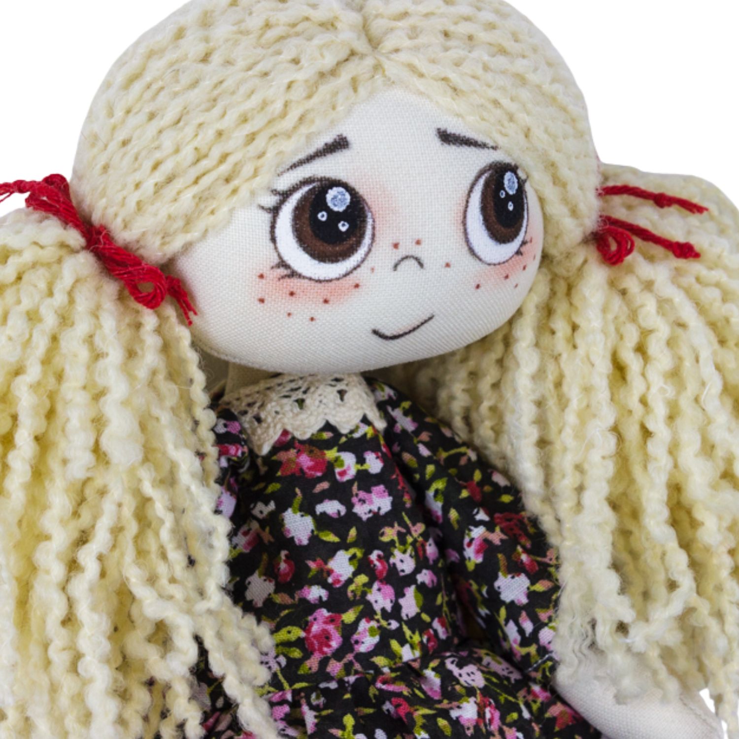 Păpușă handmade Nora – fetiță blondă cu păr din fire și rochiță cu buzunare roșii - imagine 3