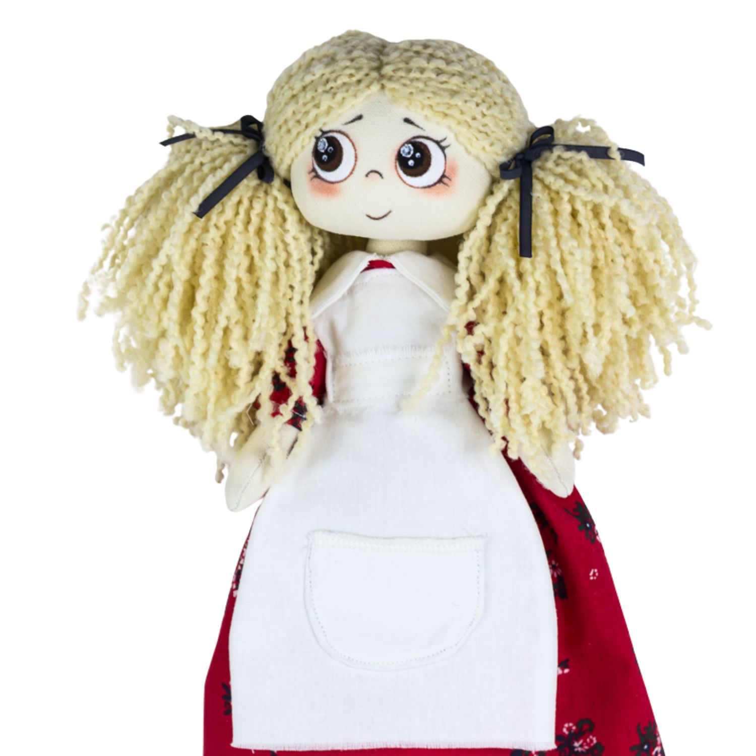 Păpușă handmade Nora – fetiță blondă cu codițe, rochie roșie și șorț alb - imagine 3