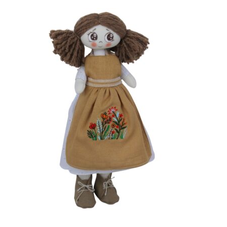 Păpușă handmade șatenă cu păr din fir gros și șorț din in cu flori de câmp