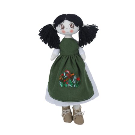 Păpușă handmade brunetă cu șorț verde din in și rochie albă din bumbac cu broderie