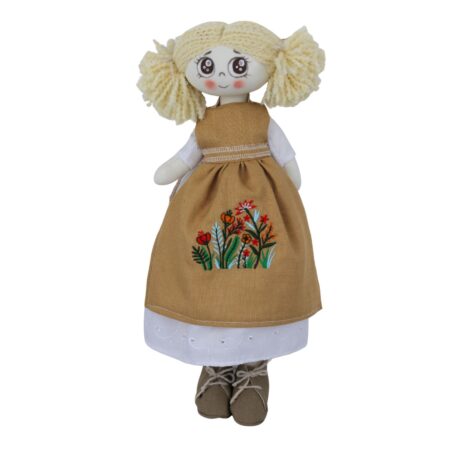 Păpușă handmade blondă cu șorț din in brodat cu flori de câmp