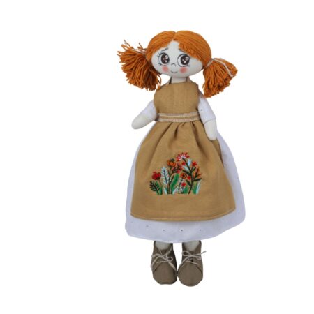 Păpușă handmade roșcată cu codițe, ochi căprui și șorț din in cu flori de câmp