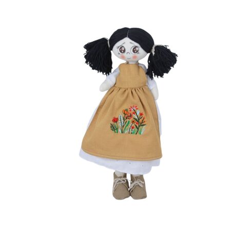 Păpușă handmade brunetă cu codițe și șorț din in brodat cu flori de câmp