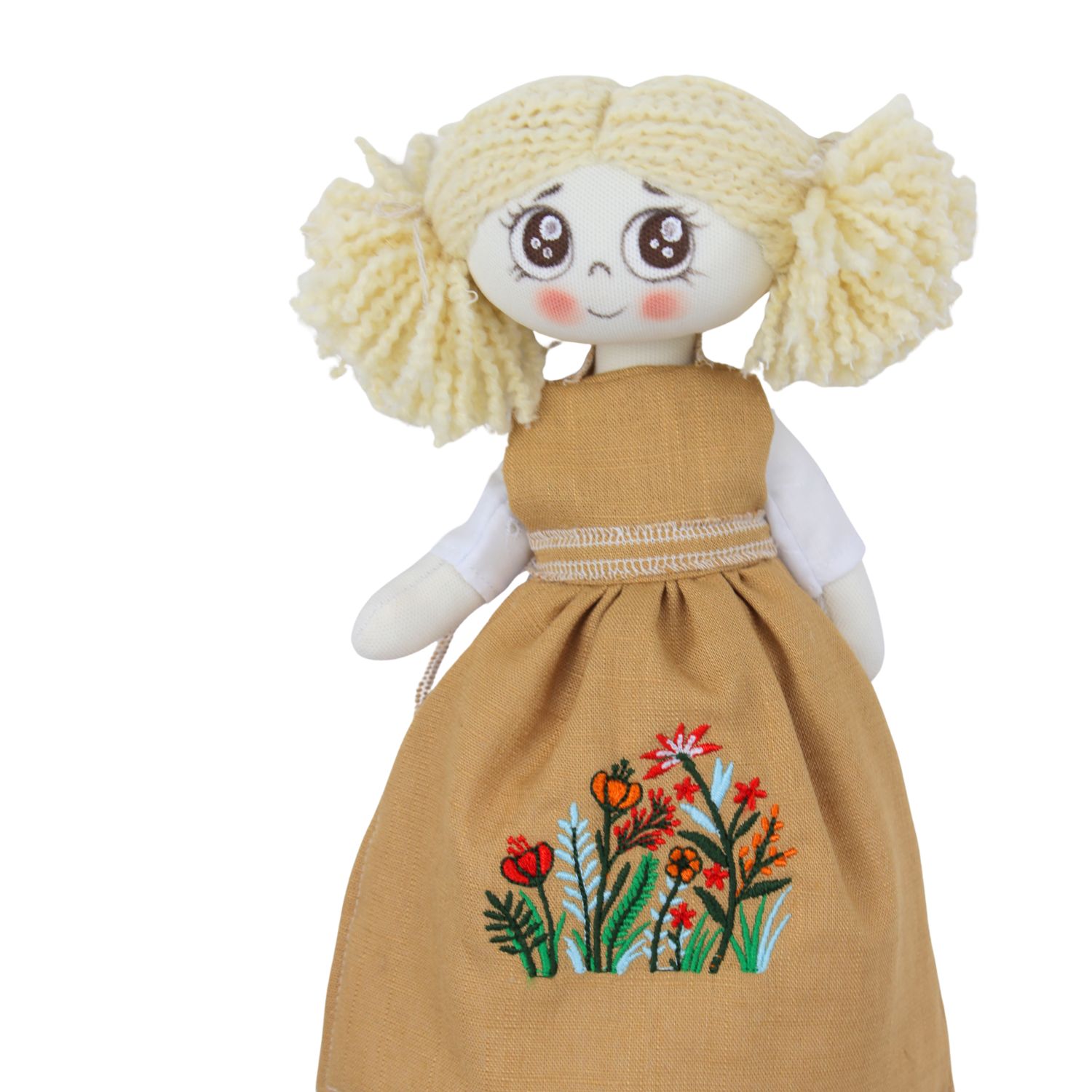 Păpușă handmade blondă cu șorț din in brodat cu flori de câmp - imagine 2