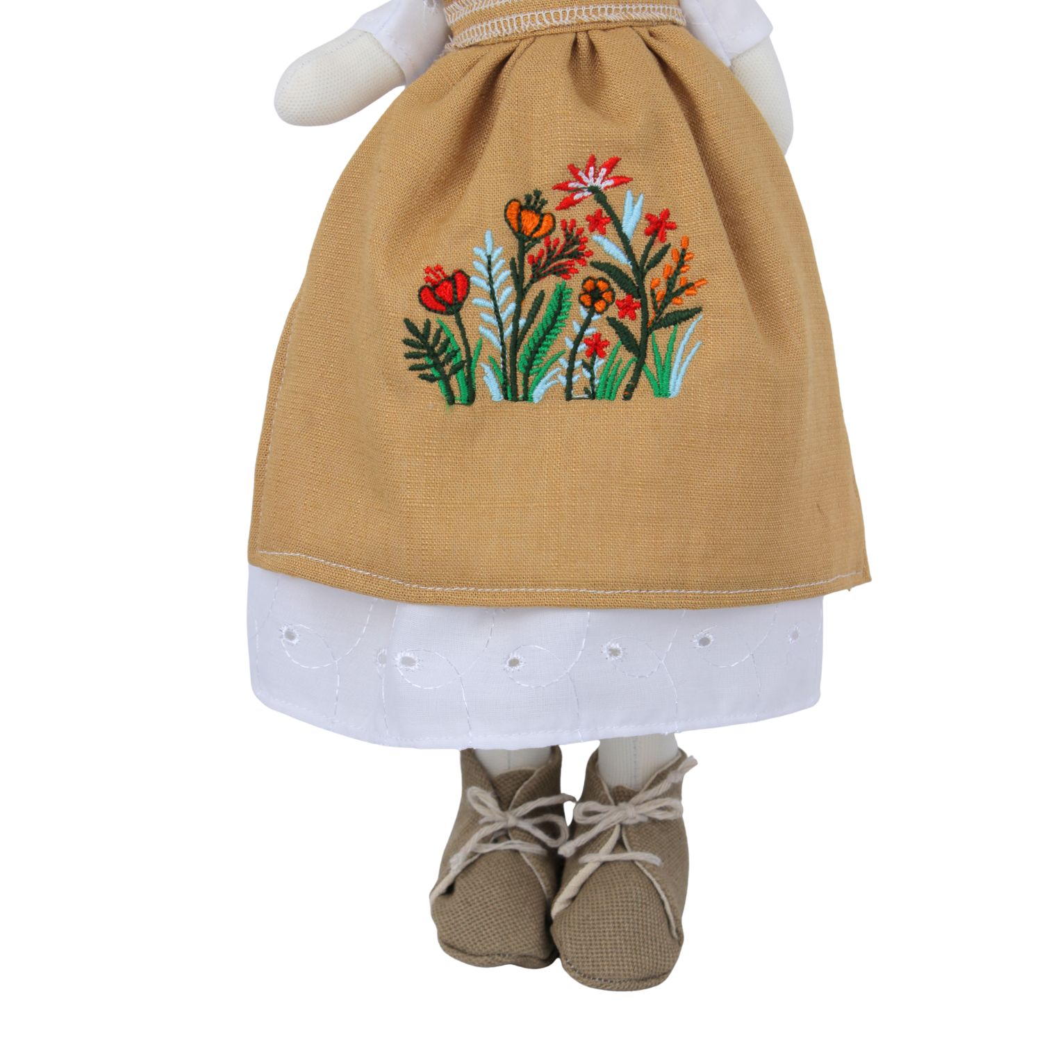 Păpușă handmade blondă cu șorț din in brodat cu flori de câmp - imagine 4
